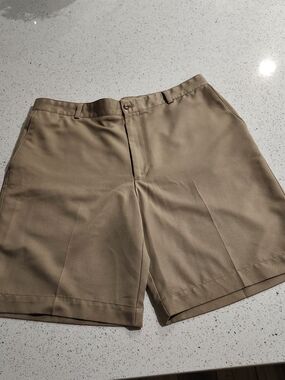 2 Pairs Of Van Heusen Traveler Classic Fit Men's Shorts Size 36 With Flex Band